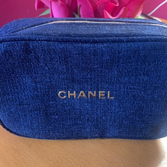 Brand new Chanel makeup bag can easily be converted into a cross-body! - Picture 3 of 4